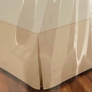 Cream colored bed skirt, Full size, wrinkle resistant